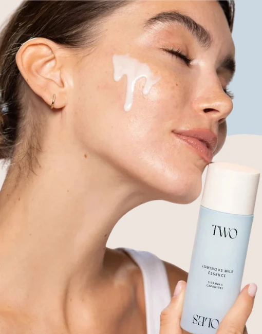 Mujer aplicando un cosmético facial